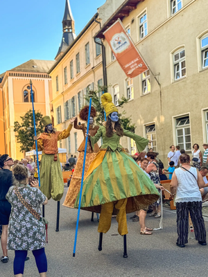 Der Walking-Act „Die Stelzer“ waren auch heuer wieder in der Innenstadt unterwegs. 