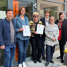Heidi Andre und Pia Fischer erhielten eine Urkunde für den Starterkurs „Freizeit, Vielfalt &amp; Älterwerden in Oberbayern“. (v.l.n.r. Christoph Höchtl, Pia Fischer, Heidi Andre, Gabriele Kuhn, Katharina Bayer, Sabine Distler)