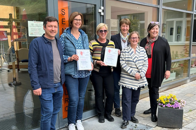 Heidi Andre und Pia Fischer erhielten eine Urkunde für den Starterkurs „Freizeit, Vielfalt &amp; Älterwerden in Oberbayern“. (v.l.n.r. Christoph Höchtl, Pia Fischer, Heidi Andre, Gabriele Kuhn, Katharina Bayer, Sabine Distler)