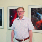 Harald Becher zeigt im Foyer vor der Städtischen Galerie beeindruckende Fotografien aus dem Weltraum.
