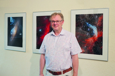 Harald Becher zeigt im Foyer vor der Städtischen Galerie beeindruckende Fotografien aus dem Weltraum.