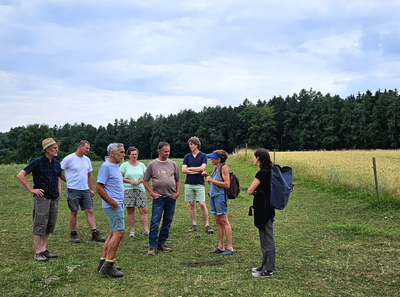 Vertreter der Schweisfurth Stiftung, der Stadt Pfaffenhofen auf dem Betrieb der Familie Reisinger