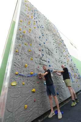 Eröffnung der Ostwand durch Florian Brunthaler (li.) und dem 3. Vorstand Roland Bergmeier (re.).