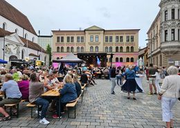Zahlreiche Gäste feierten die Internationale Nacht auf dem Oberen Hauptplatz.