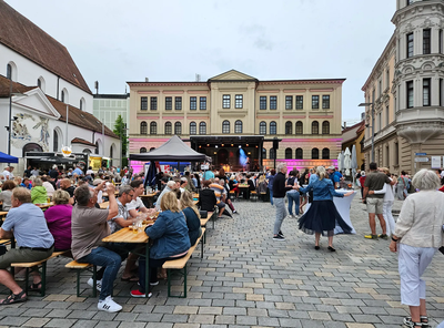 Zahlreiche Gäste feierten die Internationale Nacht auf dem Oberen Hauptplatz.