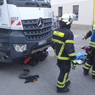 Rollstuhlfahrer unter LKW