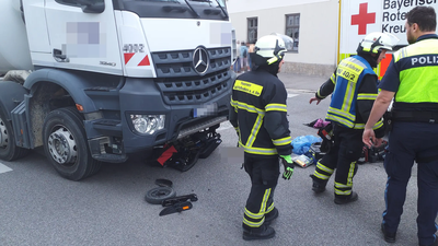Rollstuhlfahrer unter LKW