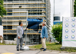 Dr. Hiroto Kashiwase und Roland Dörfler enthüllten das Straßenschild.