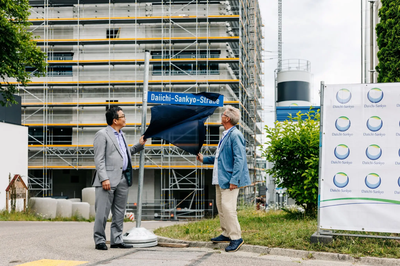 Dr. Hiroto Kashiwase und Roland Dörfler enthüllten das Straßenschild.