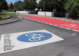Die Niederscheyerer Straße ist nun eine Fahrradstraße. 
