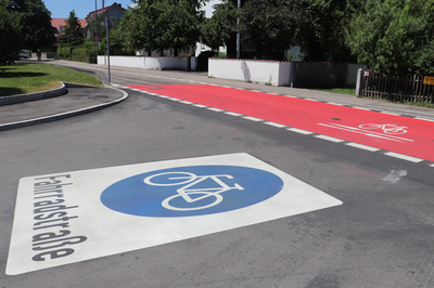 Die Niederscheyerer Straße ist nun eine Fahrradstraße.