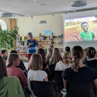 Die Kinder lauschten aufmerksam der Lesung der Autorin.