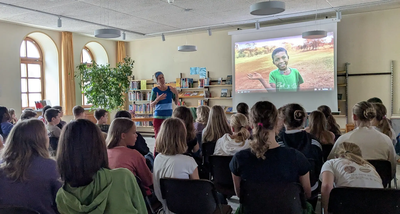 Die Kinder lauschten aufmerksam der Lesung der Autorin.
