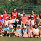 Mädchen schnuppern Fußball
