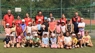 Mädchen schnuppern Fußball