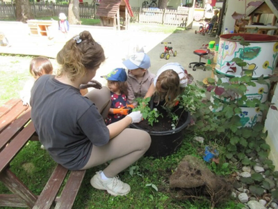 Die Kinder pflanzten eigenes Obst und Gemüse, um das Wachsen von Pflanzen zu beobachten und kennenzulernen, welche Bedingungen für ein gutes Wachsen notwendig sind.