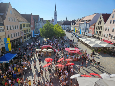 Jedes Jahr ist der Andrang zur öffentlichen Bierprobe auf dem Hauptplatz groß. 