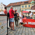 Die Besucherinnen und Besucher genossen Bio-Festbier und Bio-Brezen.