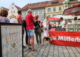 Die Besucherinnen und Besucher genossen Bio-Festbier und Bio-Brezen.