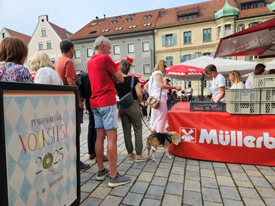 Die Besucherinnen und Besucher genossen Bio-Festbier und Bio-Brezen.