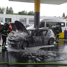 PKW-Vollbrand mitten in Tankstelle