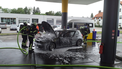 PKW-Vollbrand mitten in Tankstelle