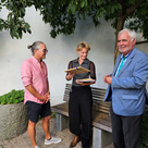 Kulturreferent Reinhard Haiplik und Steffen Kopetzky begrüßten die neue Lutz Stipendiatin Paula Halina van Well am Flaschlturm.