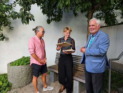 Kulturreferent Reinhard Haiplik und Steffen Kopetzky begrüßten die neue Lutz Stipendiatin Paula Halina van Well am Flaschlturm.