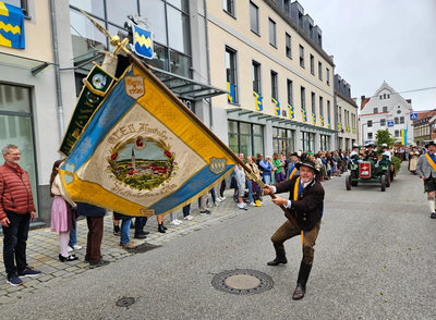 Zahlreiche Vereine und Organisationen nahmen am Festzug teil.