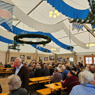 Gemütliches Beisammensein beim Seniorennachmittag – ein festlicher Tag auf dem Pfaffenhofener Volksfest.