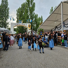 Pünktlich zum Auszug des 75. Pfaffenhofener Volksfests hörte es auf zu regnen. 