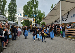Pünktlich zum Auszug des 75. Pfaffenhofener Volksfests hörte es auf zu regnen. 
