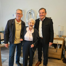 Zweiter Bürgermeister Roland Dörfler (links) und Landrat Albert Gürtner (rechts) besuchten Elisabeth Maier (Mitte) im Senioren- und Pflegeheim St. Franziskus zu ihrem 100. Geburtstag. 
