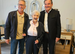Zweiter Bürgermeister Roland Dörfler (links) und Landrat Albert Gürtner (rechts) besuchten Elisabeth Maier (Mitte) im Senioren- und Pflegeheim St. Franziskus zu ihrem 100. Geburtstag. 