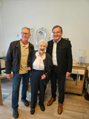 Zweiter Bürgermeister Roland Dörfler (links) und Landrat Albert Gürtner (rechts) besuchten Elisabeth Maier (Mitte) im Senioren- und Pflegeheim St. Franziskus zu ihrem 100. Geburtstag. 