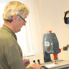 In der Werkstatt des Seniorenbüros kann man beim gemeinsamen Handwerken kreativ sein.