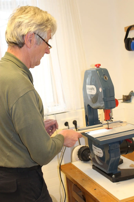 In der Werkstatt des Seniorenbüros kann man beim gemeinsamen Handwerken kreativ sein.