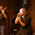 Beim Tagesfestival Crewsade of Metal bringen die Bands die Bühne zum Beben. 