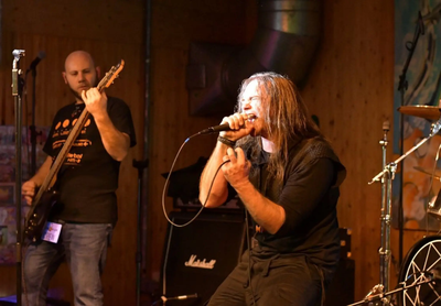 Beim Tagesfestival Crewsade of Metal bringen die Bands die Bühne zum Beben. 