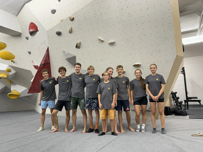 Leistungsgruppe DAV Pfaffenhofen-Asch mit Kletterprofi Alexander Megos (v.l.): 
Jonas Dreiocker, Jakob Schwarplys, Tobias Arndt, Alexander Megos, Vincent Steger (vorne), Felicitas Baumgarnter, Johannes Engelbrecht, Susanne Ruther, Emilia Friedrich