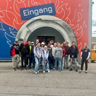 Gruppenfoto vom Ausflug in die Feuerwehrerlebniswelt Augsburg