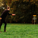 Beim DiscGolf werden die DiscGolf-Scheiben über vorgegebene Strecken in einen Korb geworfen. 