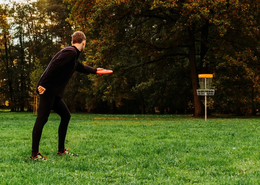 Beim DiscGolf werden die DiscGolf-Scheiben über vorgegebene Strecken in einen Korb geworfen. 