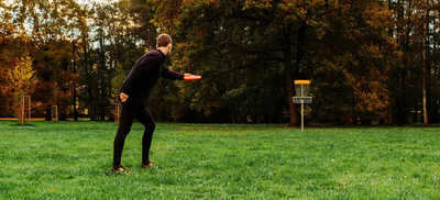 Beim DiscGolf werden die DiscGolf-Scheiben über vorgegebene Strecken in einen Korb geworfen.