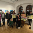 Die Künstlerinnen und Künstler mit Kulturreferent Haiplik, Manfred „Mensch“ Mayer und Hellmuth Inderwies. 