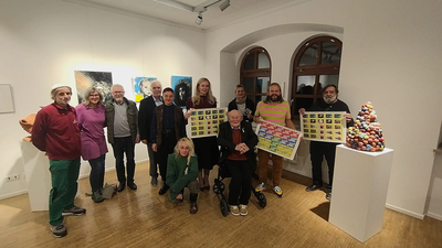 Die Künstlerinnen und Künstler mit Kulturreferent Haiplik, Manfred „Mensch“ Mayer und Hellmuth Inderwies.