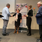 Monika Leisten bekam das Ehrenzeichen in Gold des Sankt Michaelbundes überreicht.