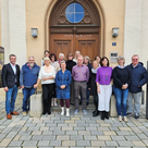 Die Dienstjubilare vor dem Rathaus (von links): Bürgermeister Thomas Herker, Martin Fahn, Personalratsvorsitzende Marion Friedl (hinten), Kerstin Lehmann (vorne), Elisabeth Kuntscher, Therese Becker, Yvonne Andreä-Diebold (vorne), Silke Gräser, stellvertretende Personalratsvorsitzende Katrin Cleemen, Bernhard Käser, Andrea Wiesbeck, Katharina Wolf, Andrea Beicht, Eva Kornas, Barbara Sandt, Max Penger
Nicht auf dem Foto: Veronika Maltan-Kleidorfer, Christoph Hörmann und Ursula Pichler