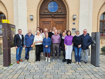 Die Dienstjubilare vor dem Rathaus (von links): Bürgermeister Thomas Herker, Martin Fahn, Personalratsvorsitzende Marion Friedl (hinten), Kerstin Lehmann (vorne), Elisabeth Kuntscher, Therese Becker, Yvonne Andreä-Diebold (vorne), Silke Gräser, stellvertretende Personalratsvorsitzende Katrin Cleemen, Bernhard Käser, Andrea Wiesbeck, Katharina Wolf, Andrea Beicht, Eva Kornas, Barbara Sandt, Max Penger
Nicht auf dem Foto: Veronika Maltan-Kleidorfer, Christoph Hörmann und Ursula Pichler