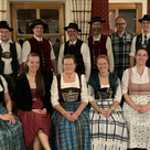 BU: Vordere Reihe von links: Stefanie Reisner (Kassier), Lisa Bündgens (stv. Jugendleiterin), Anna Felbermeir (1. Vorsitzende), Sabrina Hegenauer (stv. Jugendleiterin), Christina Huber (Jugendleiterin), Viktoria Zäch (Schriftführerin)
hintere Reihe von links: Hans Felbermeir (Ehrenvorstand), Josef Wolf (stv. Fähnrich), Tobias Jordan (Fähnrich), Manfred Reisner (stv. Fähnrich), Michael Kremmel (stv. Vorplattler), Wolfgang Kuplent (Revisor), Hansi Huber (Vorplattler), Hans Huber (stv. Fähnrich). Nicht auf dem Bild sind: Elisabeth Gollnhofer (2. Vorsitzende), Johannes Felbermeir (2. Kassier), Anton Preitsameter (stv. Vorplattler), Anita Hörner (2. Schriftführerin), Stefan Probst (Internetbeauftragter) und Johanna Reim (Revisor)